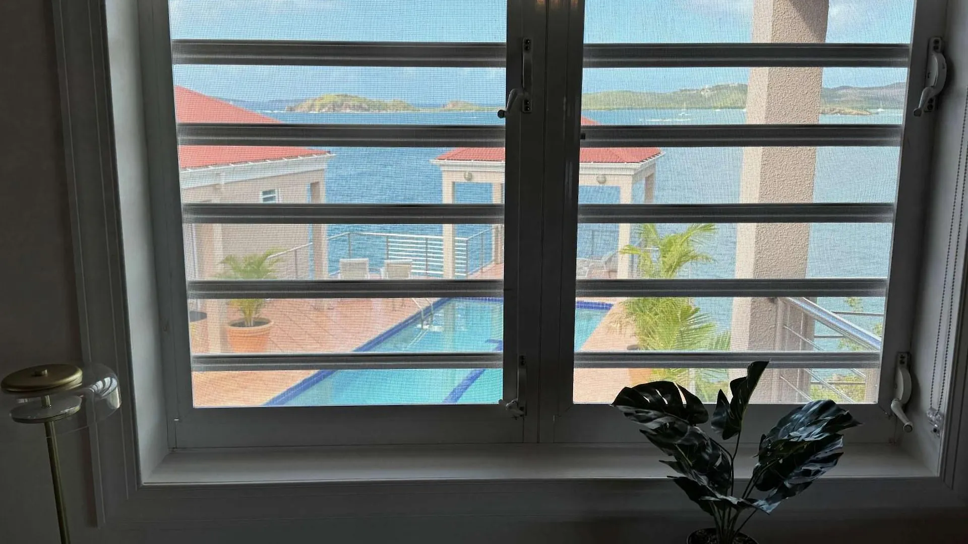 Oceanfront Cottage East End  Дом отдыха East End (Saint Thomas)